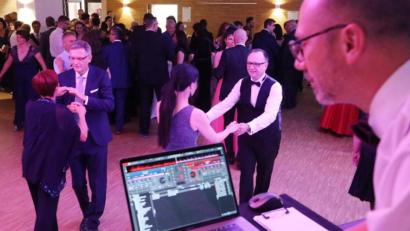 Archivbild: Götz
Dieses Bild wird es heuer nicht geben: In der Oberpfalzhalle wird der DJ aufgrund der Corona-Krise nicht auflegen. Per Livestream können die Tanzfreunde die Ball-Atmosphäre aber zu sich ins heimische Wohnzimmer holen.