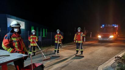 Bild: mde
Mit Schutz- und Gesichtsmasken sowie mit ausreichend Abstand beseitigten die Einsatzkräfte die Ölspur in der Röntgenstraße in Kemnath.
