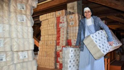 Bild:  Christopher Beschnitt/KNA
Franziska Brenner, Priorin des Klosters der Dominikanerinnen in Bad Wörishofen, im Lagerraum mit Klopapierrollen.