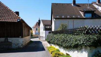 Bild: do
Der Ausbau der Schloßstraße ist das letzte größere Tiefbauprojekt der Gemeinde im Rahmen der einfachen Dorferneuerung Vorbach 3. Allerdings machen die allgemeinen Baukostensteigerungen auch nicht vor der Vorbacher Schloßstraße Halt.
