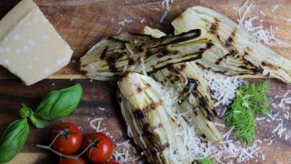 Bild: Matthias Würfl 
Nach dem Grillen kann der Fenchel je nach Geschmack zum Beispiel mit Parmesan bestreut werden.