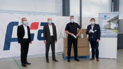 Bild: Klinikum/Dietl/exb
Im Bild von links von der PIA Automation Amberg GmbH Lothar Mehren, die Geschäftsführer Armin Schalk und André Vales sowie Hubert Graf für das Klinikum St. Marien.