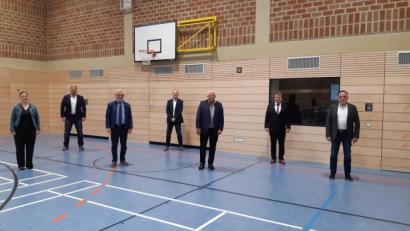 Bild: Lowak
Gruppenfoto in Coronazeiten: Bürgermeister Karlheinz Budnik (Zweiter von rechts) verabschiedet in der Mehrzweckhalle, die aus dem Gremium ausscheidenden Stadträte (von links): Katja Stessmann, Matthias Schandri, Josef Söllner, Andreas Egeter, Rupert Fröhlich und Hans Senft.