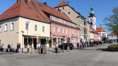 Bild: exb/Stadt Tirschenreuth
Vor dem Tirschenreuther Rathaus bildete sich am Mittwoch eine lange Menschenschlange. Die Bürger standen lange an, um kostenlos zwei Masken pro Haushalt zu erhalten.
