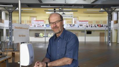 Bild: Petra Hartl
Martin Wurdack, der Leiter des Beruflichen Schulzentrums an der Raigeringer Straße, zieht alle Hygiene-Register. Er will seine Schüler und Lehrer so gut es geht vor Ansteckungen schützen.