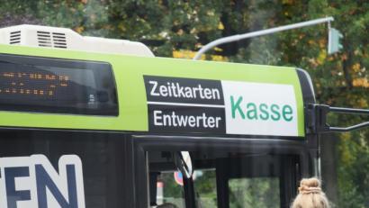 Bild: Gabi Schönberger
Der Stadtbus fährt ab Montag wieder normal. Einfach so einsteigen dürfen die Gäste aber nicht.
