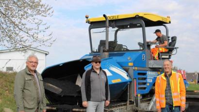 Bild: exb
Bürgermeister Rudolf Schopper (links) dankt bei einem Ortstermin Planer Wolfgang Kraus (Mitte) und Bauleiter Jochen Zuber für die gute Zusammenarbeit bei der Sanierung.