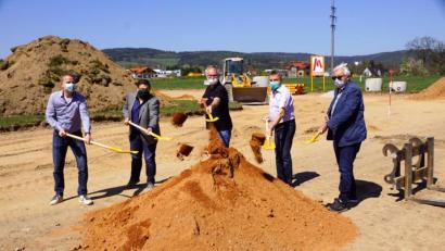 Bild: bkr
Zweiter Bürgermeister Josef Hecht (rechts) und Geschäftsleiter Thomas Kaufmann (Zweiter von links) haben lange auf diesen Moment hingearbeitet. Mit Michael Wagner, Michael Feit und Gerd Neumann (von links) gaben sie beim symbolischen Spatenstich den Startschuss für die Erschließung des Baugebiets „Steinäcker II“.