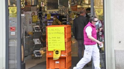 Bild: Petra Hartl
Ab Montag dürfen viele Geschäfte in Amberg wieder öffnen, die bisher geschlossen bleiben mussten. Für das Einkaufen gelten aber strenge Regeln, wie bereits hier in einem Drogeriemarkt umgesetzt wird.