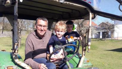 Bild: exb
Franz Schöner tritt im Mai sein Amt als Erster Bürgermeister in Mähring an. Mit auf dem Bild sind seine Enkel Jonas und Lukas.