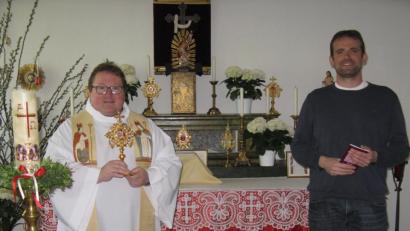 Bild: exb
Nach jeder Werktagsmesse betet Pfarrer Sven Grillmeier (links mit der Reliquie des heiligen Sebastian) eine Sebastianslitanei. Christian Bäß unterstützt ihn bei der Live-Übertragung von Gottesdiensten auf Youtube.