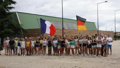 Bild: exb
Peter Gold (Dritter von rechts) mit der Jugendgruppe aus Tirschenreuth und Jugendlichen aus Frankreich.