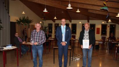 Bild: pko
Bürgermeister Maximilian Beer (Mitte) verabschiedet Johann Plößl (links) und Johann Gürtler (rechts) aus dem Marktrat Schwarzhofen.