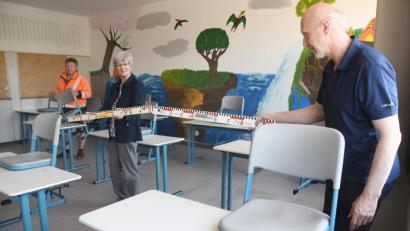 Bild: Gabi Schönberger
Stühlerücken für den Schulstart in den Abschlussklassen am Montag: Am Kepler-Gymnasium Weiden treffen Hausmeister Silvio Tröger, Schulleiterin Sigrid Bloch und stellvertretender Schulleiter Johannes Wagner am Donnerstag Vorbereitungen, damit der Mindestabstand von 1,50 Metern eingehalten werden kann.