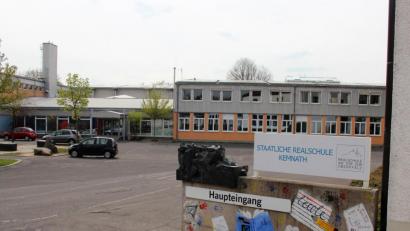 Bild: stg
Am Montag startet in Kemnath für die Abschlussklassen wieder der Unterricht an der Realschule sowie (im Hintergrund) an der Mittelschule.