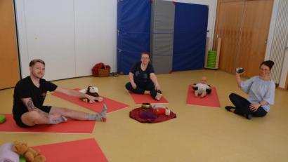 Bild: exb
Sebastian Reil, Irene Koppmann und Marion Eitel bei der Vorbereitung eines Kinder-Yoga-Videos für den Youtube-Kanal des Kohlberger Kinderhauses "Arche Noach".