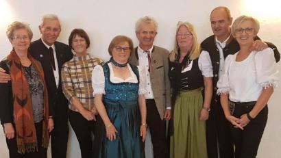 Bild: gz
Den neuen Vorstand bilden (von links) Berta Ertl, Ehrenvorsitzender Sepp Bauer, Anneliese Widemann, Gretl Thomas, Heinrich und Erika Kleber, Schorsch und Adele Lindner.