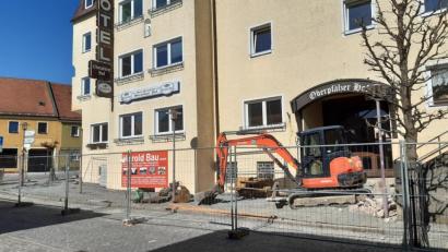 Bild: Lowak
Die Abbrucharbeiten am Oberpfälzer Hof haben begonnen. Doch bevor die Abrissbirne kommt, ist noch viel zu tun, vor allem im Inneren des Gebäudes.