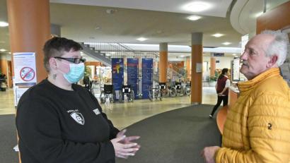 Archivbild: Petra Hartl
Ab sofort muss jeder, der das Klinikum betritt, eine Maske tragen. Darüber wird ab Montag nicht zuletzt das Securtiy-Personal, hier am Eingang des Klinikums Weiden im Gespräch, erklären.