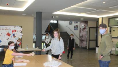 Bild: ihl
Bei der Ausgabe der Gesichtsmasken für alle Schüler des Ortenburg-Gymnasiums gab es am Freitag kein Gedränge, denn die Aktion ging nach Altersstufen gestaffelt in der weitläufigen Aula über die Bühne.