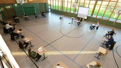 Bild: bey
Mit Masken und in ausreichender Entfernung traf sich der Pleysteiner Stadtrat zu seiner Sitzung am Dienstagabend in der Turnhalle der Zottbachtalschule. Auf dem Platz des verstorbenen Stadtrats Helmut Rewitzer stand ein Portrait und ein Blumenstrauß.
