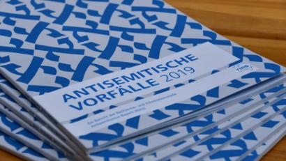Bild: RIAS Bayern
Der erste Bericht der Recherche- und Informationsstelle Antisemitismus Bayern (RIAS Bayern).