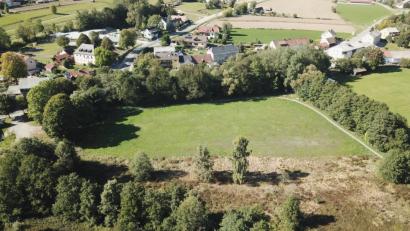 Bild: mmj
Der Bebauungsplan „Seniorenbetreuung an der alten Säge“ betrifft den oberen Bereich der Wiese an der Straße nach Dietersdorf.