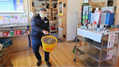 Bild: bsc
Trotz der Coronakrise findet Topinambur auch in diesem Jahr seine Abnehmer. Projektmanager Günther Erhardt (Bild) von der Öko-Modellregion Steinwald lieferte in dieser Woche mit Mundschutz die schmackhafte Knolle bei über 40 Bestellern im ganzen Landkreis an. Interessierte können den „Kartoffelersatz“ im Dorfladen Friedenfels sowie in der Geschäftsstelle der Öko-Modellregion in Erbendorf erwerben.