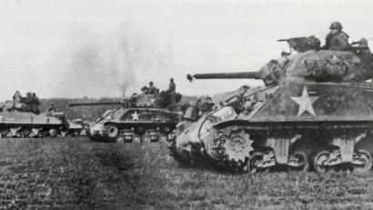 Repro: Gabi Schönberger
Einheiten der 11th US. Armored Division im April 1945 im Raum Fuchsmühl - Wiesau. Die Sherman-Panzer operierten bei ihrem Vormarsch in die Oberpfalz meistens an der Spitze der Angriffsverbände.