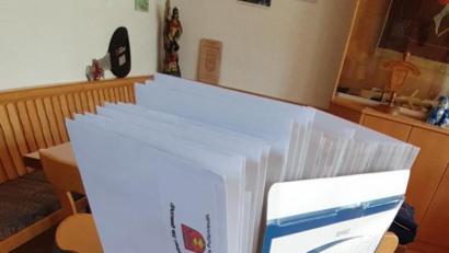 Bild: twg
Jeweils zwei Masken pro Haushalt wurden in Kuverte verpackt.