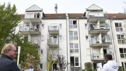 Bild: Petra Hartl
Gebetsstunde auf dem Seniorenheim-Parkplatz: „Das ist wie in Rom – nur dass Sie oben sind und wir hier unten“, scherzte Pfarrer Wolfgang Bauer (links), der mit Pfarrvikar Pater Thomas am Freitagnachmittag eine Andacht mit den Bewohnern des Seniorenzentrums Antonius Kümmersbruck feierte.