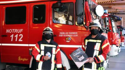 Bild: jma
Das Coronavirus legt auch die Eschenbacher Feuerwehr lahm: Stellvertretender Kommandant Daniel Danzer (links) und Kommandant Christian Götz erklären die neuen Schutzmaßnahmen der Wehr.