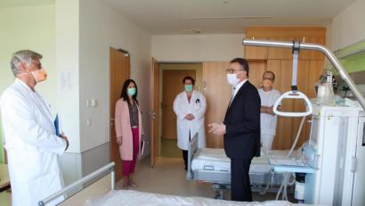 Bild: exb
Tirschenreuths Bürgermeister Franz Stahl (Zweiter von rechts) informierte sich vor Ort über die aktuelle Situation am Krankenhaus Tirschenreuth bei Chefarzt Prof. Dr. Edgar Pscheidl, Krankenhausleiterin Claudia Kost, Ärztlicher Direktorin Elisabeth Eißner und Chefarzt Dr. Rafael Ulrych.