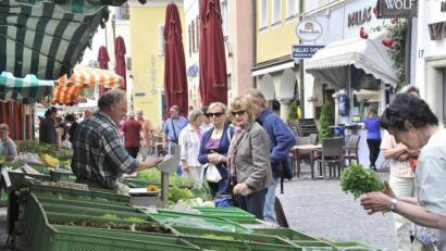 Archivbild: Karin Wilck
So wie in Vor-Corona-Zeiten wird's am Samstag beim Wochenmarkt in Weiden nicht zugehen. Aber der Markt eröffnet wieder, teilt die Stadt mit.