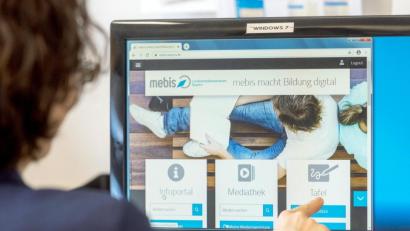 Bild: Armin Weigel/dpa
Eine Lehrerin sitzt vor einem Computermonitor mit dem Programm "Mebis · Landesmedienzentrum Bayern".
