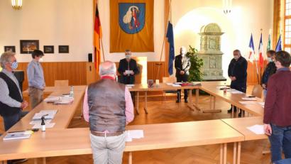 Bild: fjo
Zum Gedenken an den ehemaligen Stadtrat Wolfgang Töppel, der in der Nacht zum Montag verstorben ist, erheben sich die Vohenstraußer Stadträte in der Haushaltssitzung zu einer Schweigeminute.
