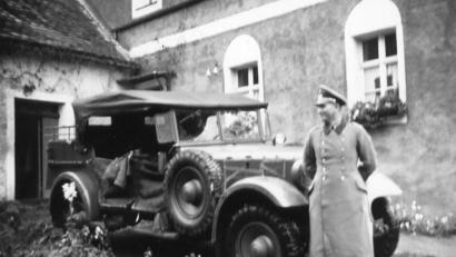 Archivbild: Scharnagl
Kurz vor Kriegsende in Schönsee aufgenommen: Ein deutscher Wehrmachtsoffizier steht mit seinem Fahrzeug vor dem Pfarrhof, der seinerzeit als Besprechungsort diente.