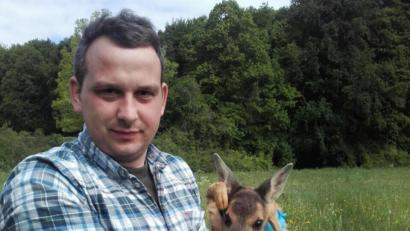 Bild: ge
Max Ibler macht vor, wie es richtig geht: Er hat die Wiese abgesucht und das Kitz gefunden. Es wird am Waldrand abgelegt, wo die Ricke es abends wieder abholt.