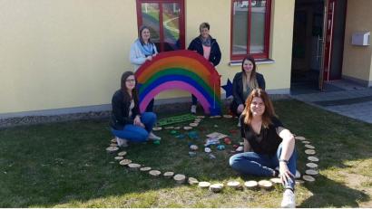 Bild: wro
Das große Herz neben dem Kinderhaus-Eingang gestalteten die Erzieherinnen. Im Bild (von links) Tamara Hauptfleisch, Uta Drlicek, Jasmin Araci, Laura Hartmann und (vorne) Kinderhaus-Leiterin Katja Höfer-Nickl.