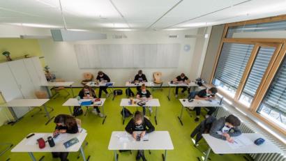 Symbolbild: Robert Michael/dpa
Für die Abschlussklassen beginnt am Montag der "neue" Schulalltag.