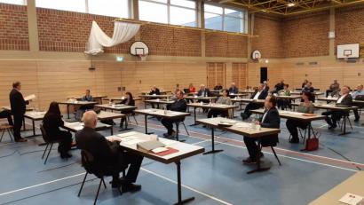 Bild: Lowak
Um genügend Abstand zu halten zu können, tagt der Stadtrat Windischenbach in der Mehrzweckhalle.