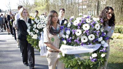 Bild:  exb/KZ-Gedenkstätte Flossenbürg
Parallel zum Überlebendentreffen ist die KZ-Gedenkstätte alljährlich Schauplatz einer Internationalen Jugendbegegnung. Hier ehren junge Israelis die von den Nazis ermordeten Vorfahren ihrer Eltern und Großeltern.