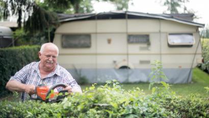 Bild: Sebastian Gollnow
Die Pflege des Dauercampingplatzes ist in Bayern während der Coronakrise nur erlaubt, wenn die Fahrt dorthin nicht touristisch ist.