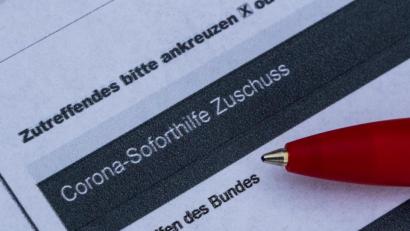 Bild: Robert Michael/dpa
Wer einen Antrag auf Corona-Soforthilfe ausgefüllt und eingereicht hat, muss teilweise mit Wartezeiten rechnen.