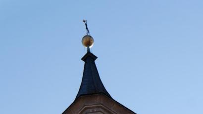 Bild: le
Zum Gedenken an eine mutige Tat zu Kriegsende wurde an der Flosser evangelischen Kirche erneut die weiße fahne gehisst.