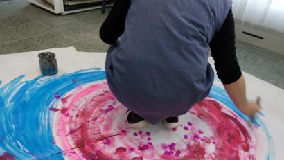 Bild: privat
Dieses Bild zeigt eine Klientin, die einen Schutzraum um sich malt, weil sie durch ein Trauma ihr Vertrauen in die Welt verloren hat. Es ist „aktives Gestalten“ in einer ohnmächtigen Position.