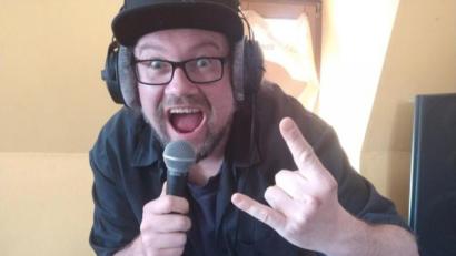 Bild: exb
DJ Dr. Love alias Winni Rudrof ist ein großer Rock-im-Park-Fan. Weil das Festival heuer ausfällt, legt er die Songs der Bands, die heuer dort aufgetreten wären, live im Wohnzimmer auf und streamt das ins Netz.