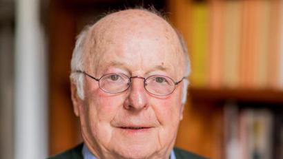 Bild: Rolf Vennenbernd/dpa
Norbert Blüm (CDU), ehemaliger Arbeits- und Sozialminister, steht 2019 in seinem Arbeitszimmer.