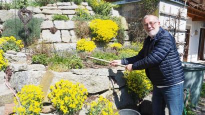 Bild: bl
Bürgermeister Hans Graßl hat sich zum Ende seiner Amtszeit als Bürgermeister schon mit der Gartenarbeit angefreundet.