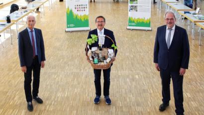 Bild: njn
Bürgermeister Hans Donko (Mitte) mit seinen Stellvertretern Peter König (links) und Gottfried Härtl (rechts). Als kleines Dankeschön erhielt Donko einen Geschenkkorb mit erlesenen Produkten aus der Öko-Modellregion Steinwald.